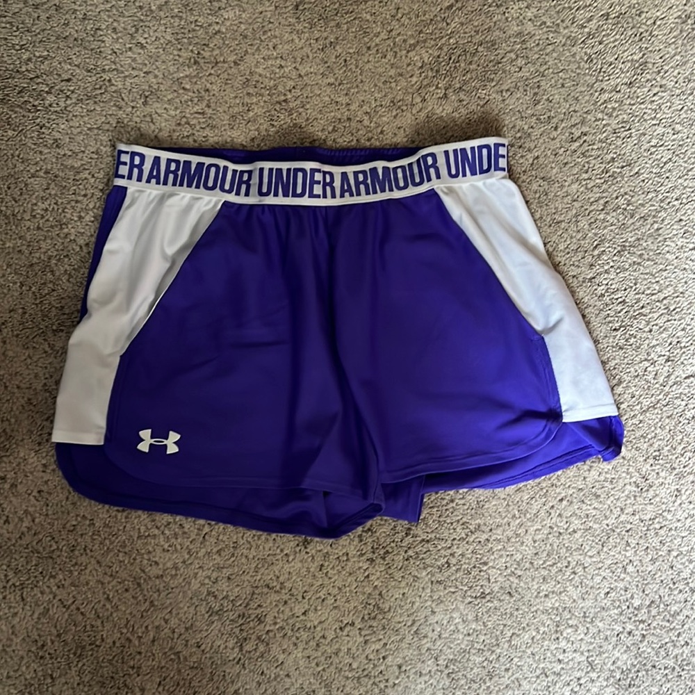 Women’s Under Armour Shorts - M